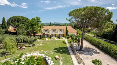 Logis Hotel des Granges Hotels in Arles