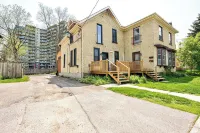 The Iron Bridge on Victoria Park - 1 Bed | 1 Bath Hotels near Baby Charlotte