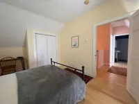 Cottage with Private Garden in Heart of Downtown- kid friendly!