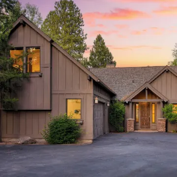 Klamath by AvantStay Premier Lakeside Cabin w Spa Fire Pit Lake Views