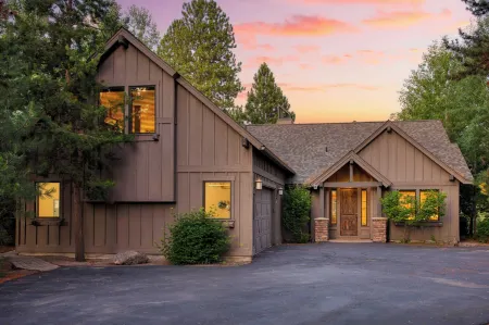 Klamath by AvantStay Premier Lakeside Cabin w Spa Fire Pit Lake Views