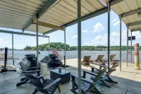 Hot Tub and Dock! Group Getaway in Lake Ozark - Wi-Fi