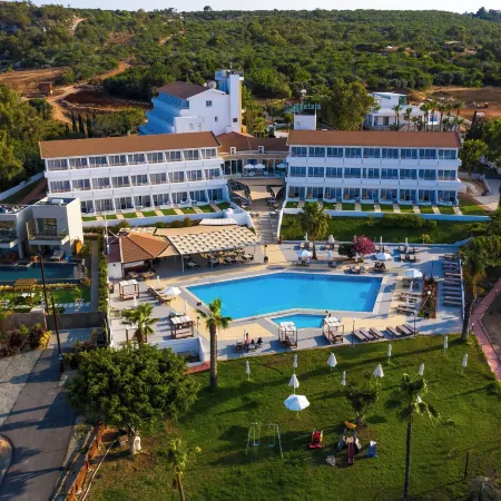 Adelais Bay Hotel