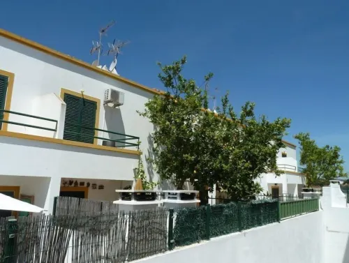 Pleasant beach house with the best sand and calmest sea in the whole Algarve. Hotels in Altura
