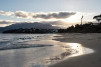 Lemon Tree | Walk to the beach! | Pet Friendly | Free Parking | Eco Friendly Hotels in Bellerive