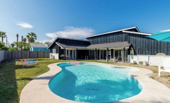 Stylish 3 Bedroom Pool Pets Sleeps 10