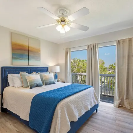 Lake Conroe Waterfront Updated 3Br Condo with Pools, Paddle Boards & Views