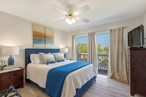 Lake Conroe Waterfront Updated 3Br Condo with Pools, Paddle Boards & Views