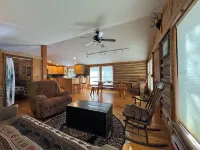 3 bedroom log cabin the lake plus a guest house.  30 mintues from Traverse City Hotel a Fife Lake Township