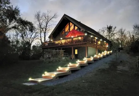 "Family Cabin: Hot Tub, Golf, Games, Sunset, Pet