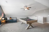 Game Room - Patio + Grill - Sleeps 9 - King Bed Hotels in Clarksville