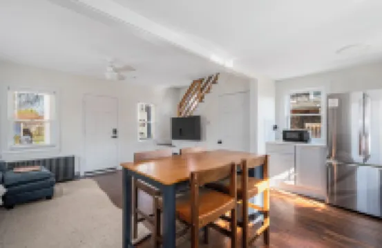 Oakland Beach cottage near Iggy's, Buttonwoods, marina, fishing & airport