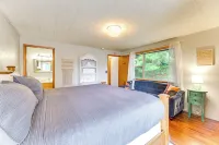 Beachfront Anderson Island Escape: Rainier Views!