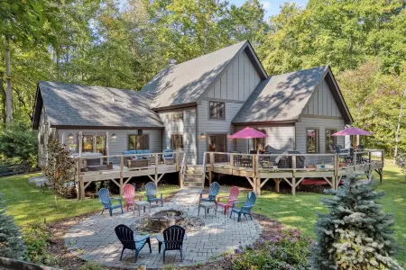 Large Secluded House in Hendersonville with jaw dropping views!