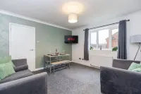 Quiet Corner Haven. 100m to picturesque market town. Family & pet friendly.