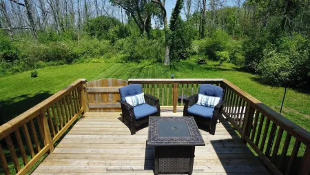 Private Wooded Lot - Sherkston Shores Cottage Отели в г. Порт Колборн