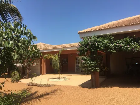 Charming green villa, private pool 5 minutes from the sea Отели в г. Сали