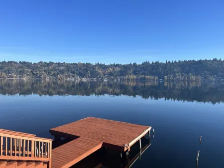 Peaceful right on the water, private beach & dock Отели в г. Редмонд