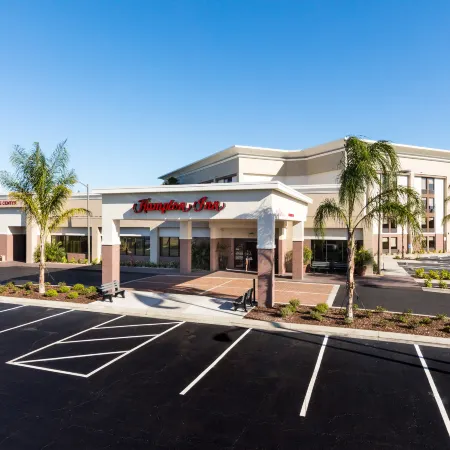 Hampton Inn Daytona Beach-Speedway/Airport Отели рядом с достопримечательностью «Выставочный и конгресс-центр Ocean Center»