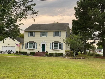 Fabulous 3 Bedroom House. Peaceful, Relaxing Sunnywood Retreat in Chincoteague.