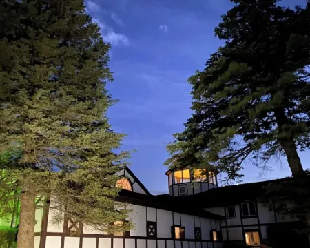 Horse lovers paradise with 2 bedrooms and WiFi, AC in Lake Geneva Hotels in Lyons