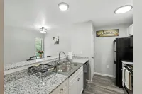 Chic 2-bedroom apartment with pool, fitness room in vibrant Addison