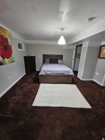 Mins To Hospitals Apartment BBQ Grill 65in TV