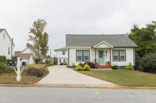 Chic 1-bedroom with AC and WiFi in downtown Newnan