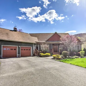 House w/ Deck, Fire Pit - 15 Mins to Snowshoe!