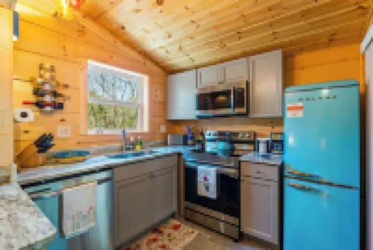 NEW Cabin 15 min to Asheville with Blue Mountain Views!