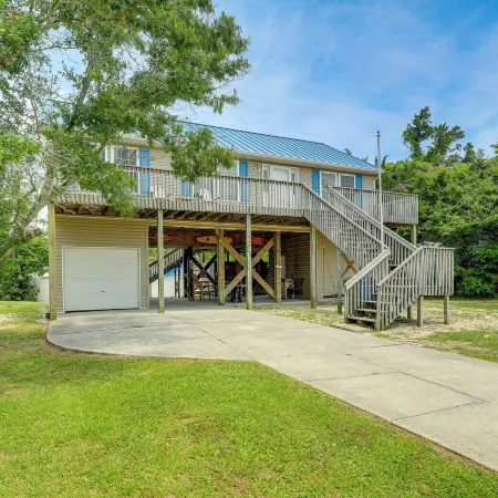 Coastal Emerald Isle Retreat w/ Deck & Grill!