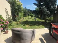 Stone house near Bordeaux. Cycling and hiking trails nearby. فنادق في Camblanes-et-Meynac