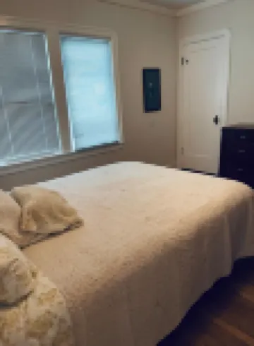 Beautiful 2BR Open Floor Plan Apt, Garden & Sauna