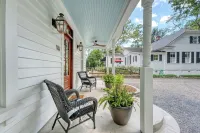 Charming cottage in historic Summerville 1 king, 1 set bunk beds, heated pool