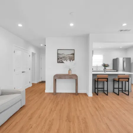 Glendora Route 66 Home Newly Renovated Spacious 4-bedroom with 6 bathrooms