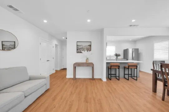 Glendora Route 66 Home Newly Renovated Spacious 4-bedroom with 6 bathrooms