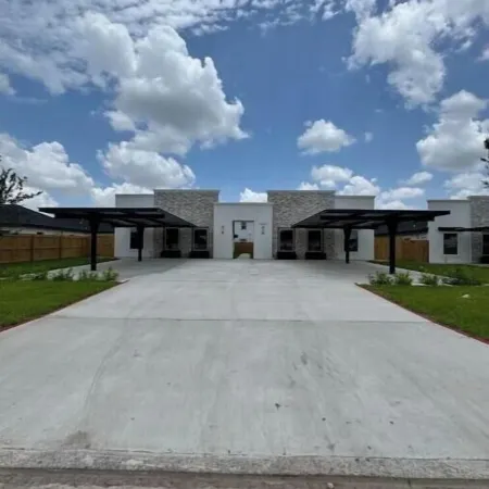 New Build! Near Hospital & Shops
