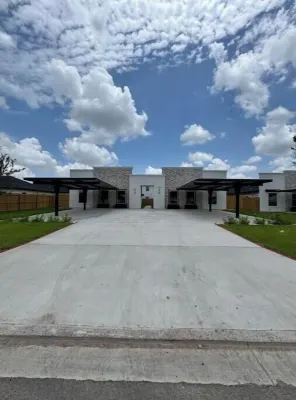 New Build! Near Hospital & Shops فنادق في Mission