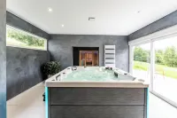 Le Refuge des Brumes - 500m2 house with 7 bedrooms, 7 bathrooms & spa in the Vosges mountains 克松呂－隆日梅住宿飯店