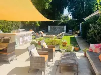 Charming secluded and gated 1-bedroom guesthouse in lovely Studio City