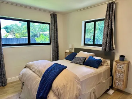 Modern and Stylish 1-bedroom apartment in Oakland Park with WiFi, AC, Washer/Dry