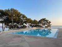 Beautiful air-conditioned studio, sea view, swimming pool and park Hôtels à proximité de : Ile de Bendor