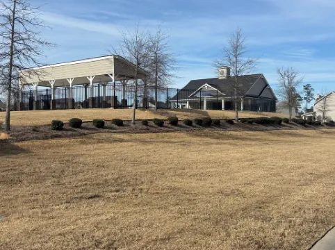 Cozy & Charming 4-bdr house, clubhouse, pool. Close to shops & 6mls to masters.