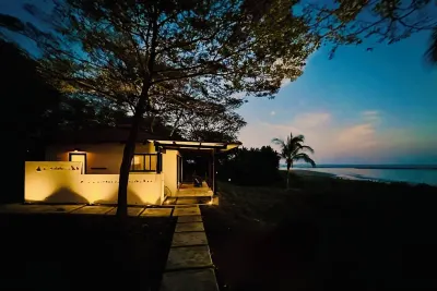 Casa Concha at Luna Negra - private luxurious oceanfront paradise home Отели в г. 