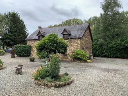 Charming gîte in a green setting, with swimming pool.