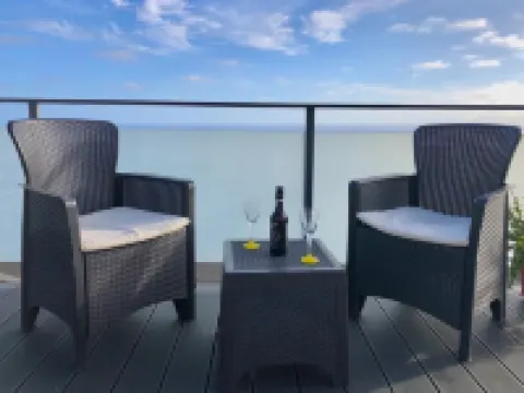 Sunny Studio apartment right by the ocean