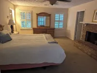 Spacious 5 -bedroom house in welcoming Dunwoody, large back yard. Close to MARTA