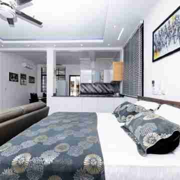 Cozy Studio Apartment at The Royal Oak, East Airport. Rooms