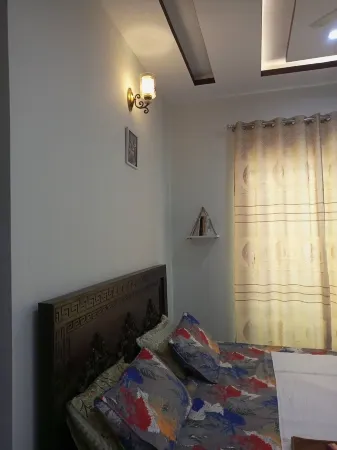 One Luxury & Comfortable Bed Room Отели в г. Гуджрат