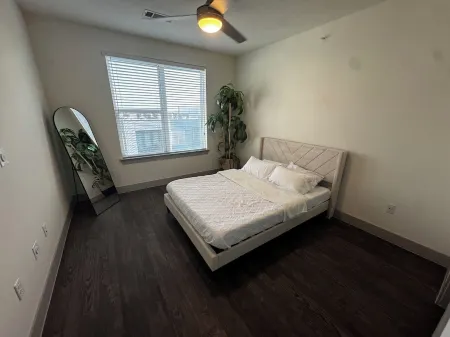 Charming, Cozy 2-bedroom with luxury gym, WiFi, & Pool in Addison